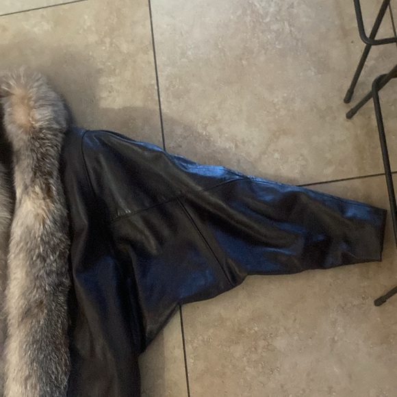 A beautiful vintage leather and fur jacket - Picture 9 of 15